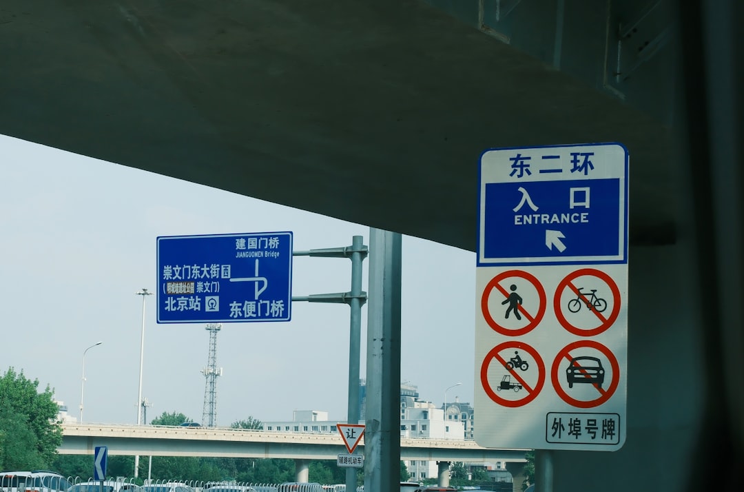 Multa por Dirigir com Mão/Braço Fora: Valor e Pontos 2026